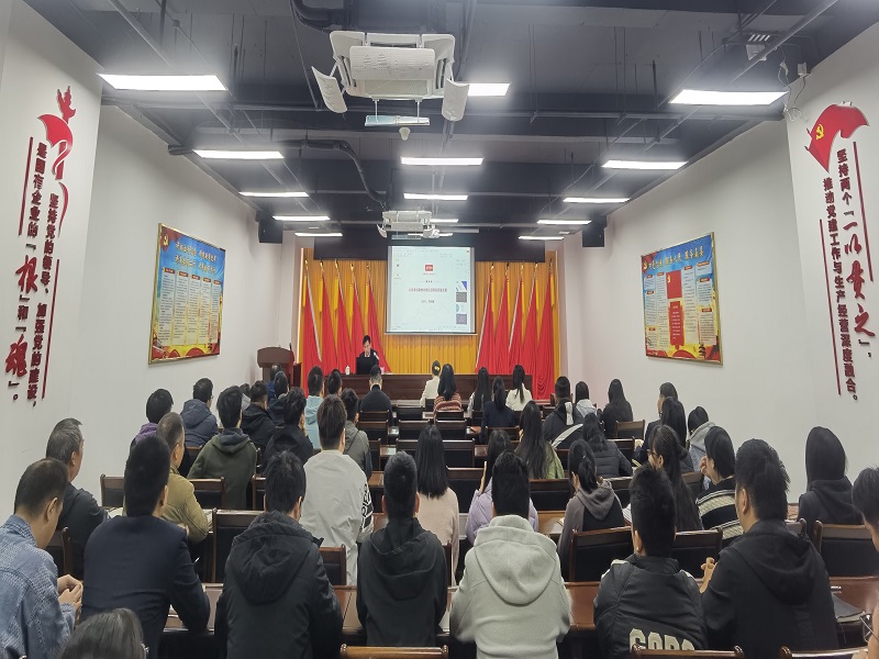 1735889586269034.jpg 全體黨員干部職工認(rèn)真聽課.jpg